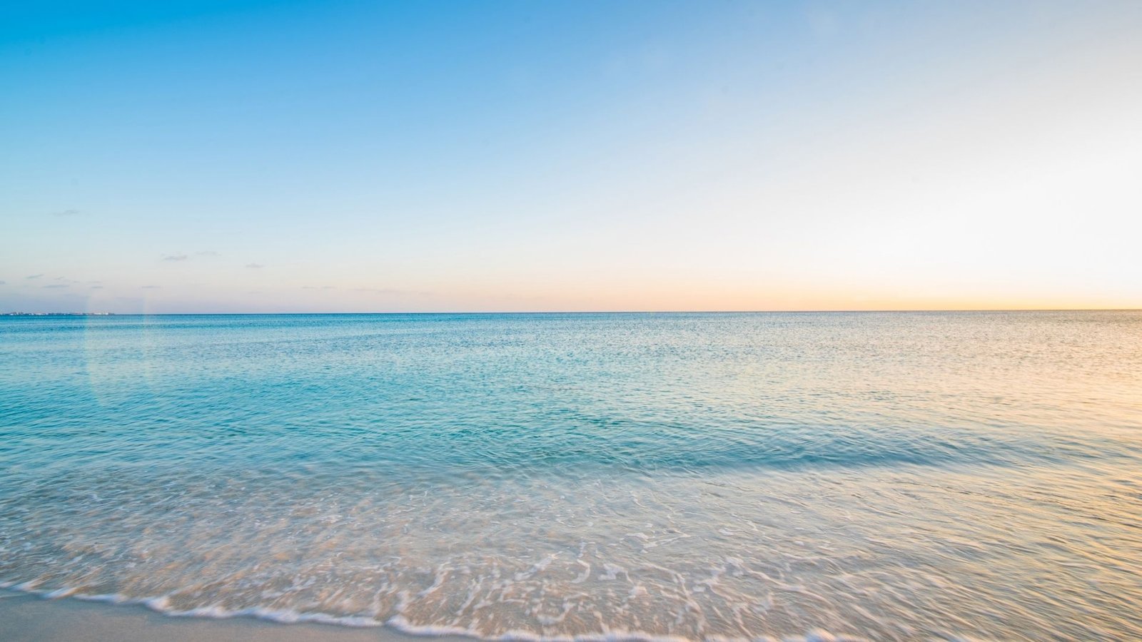 Calm ocean horizon