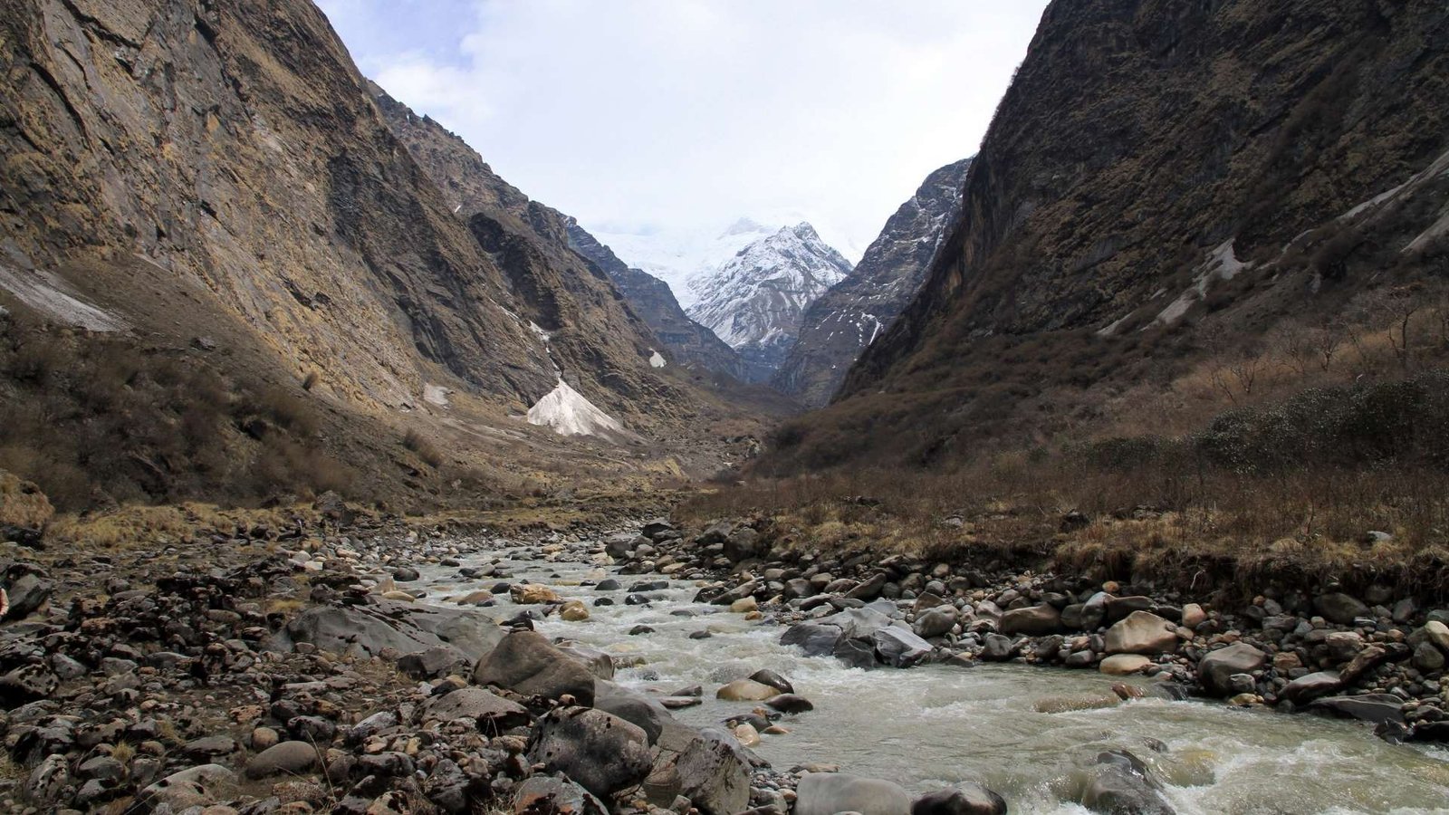 Quiet trekking path in Nepal mountains
